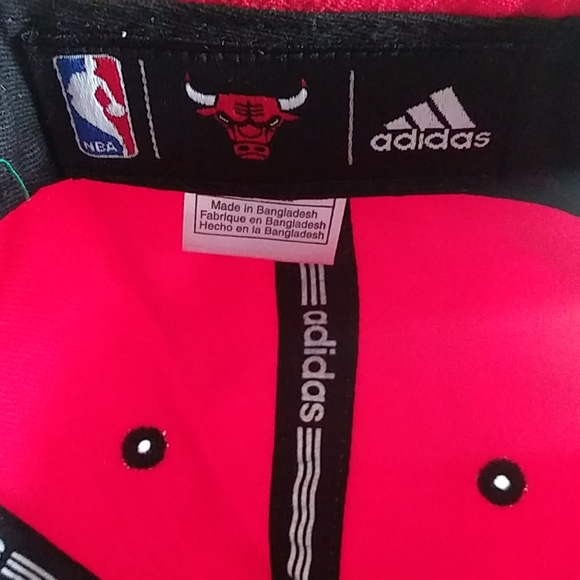 NWOT Chicago Bulls Red an Gray Adidas Snapback - Picture 5 of 5